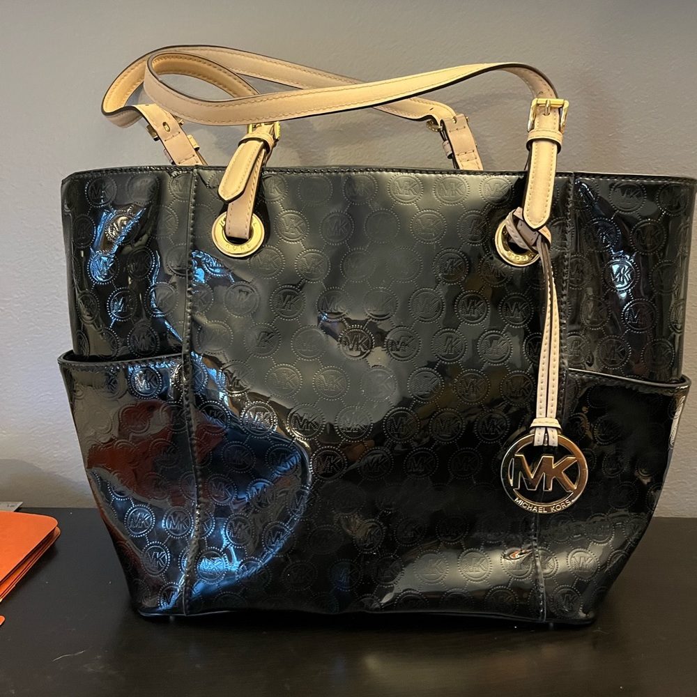Used MICHAEL KORS bag.